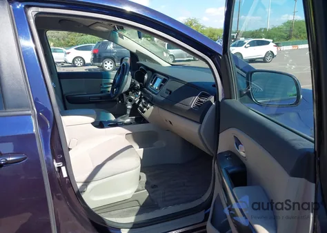 2020 Kia Sedona Lx z USA, uszkodzony, nr VIN KNDMB5C14L6593456